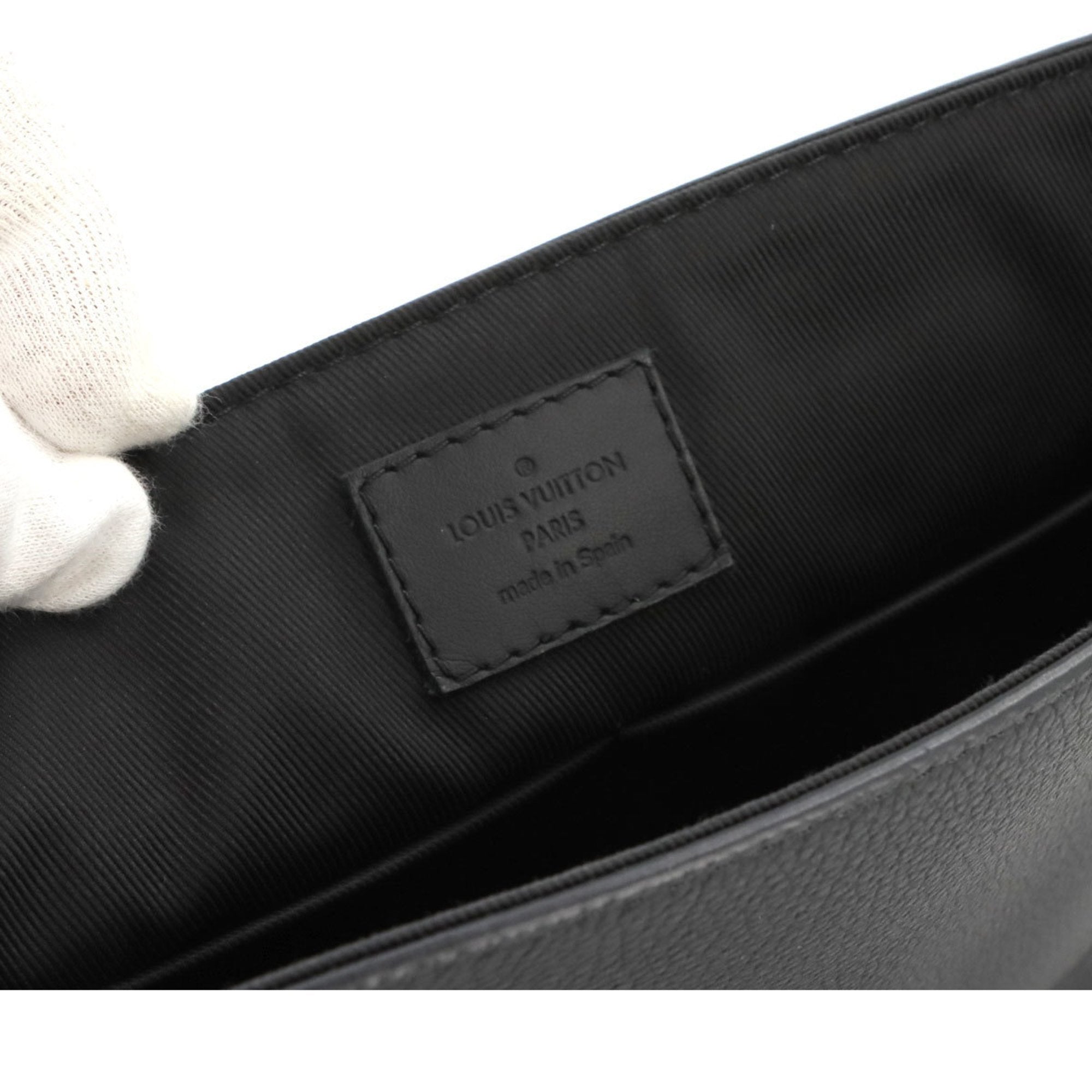 LV Black Messsenger