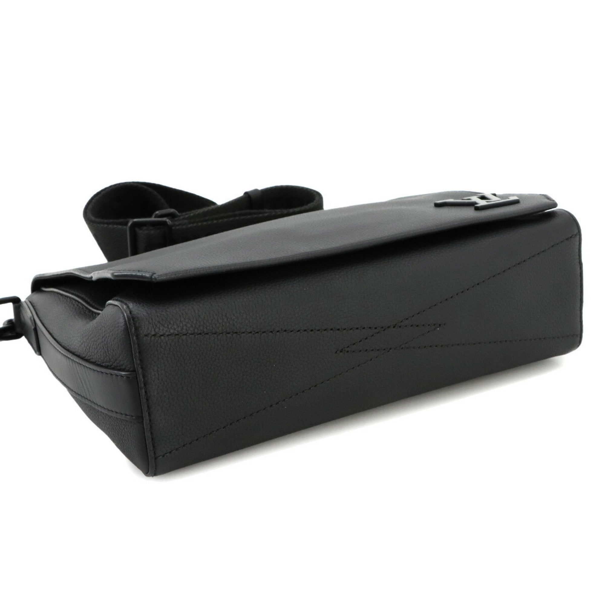 LV Black Messsenger