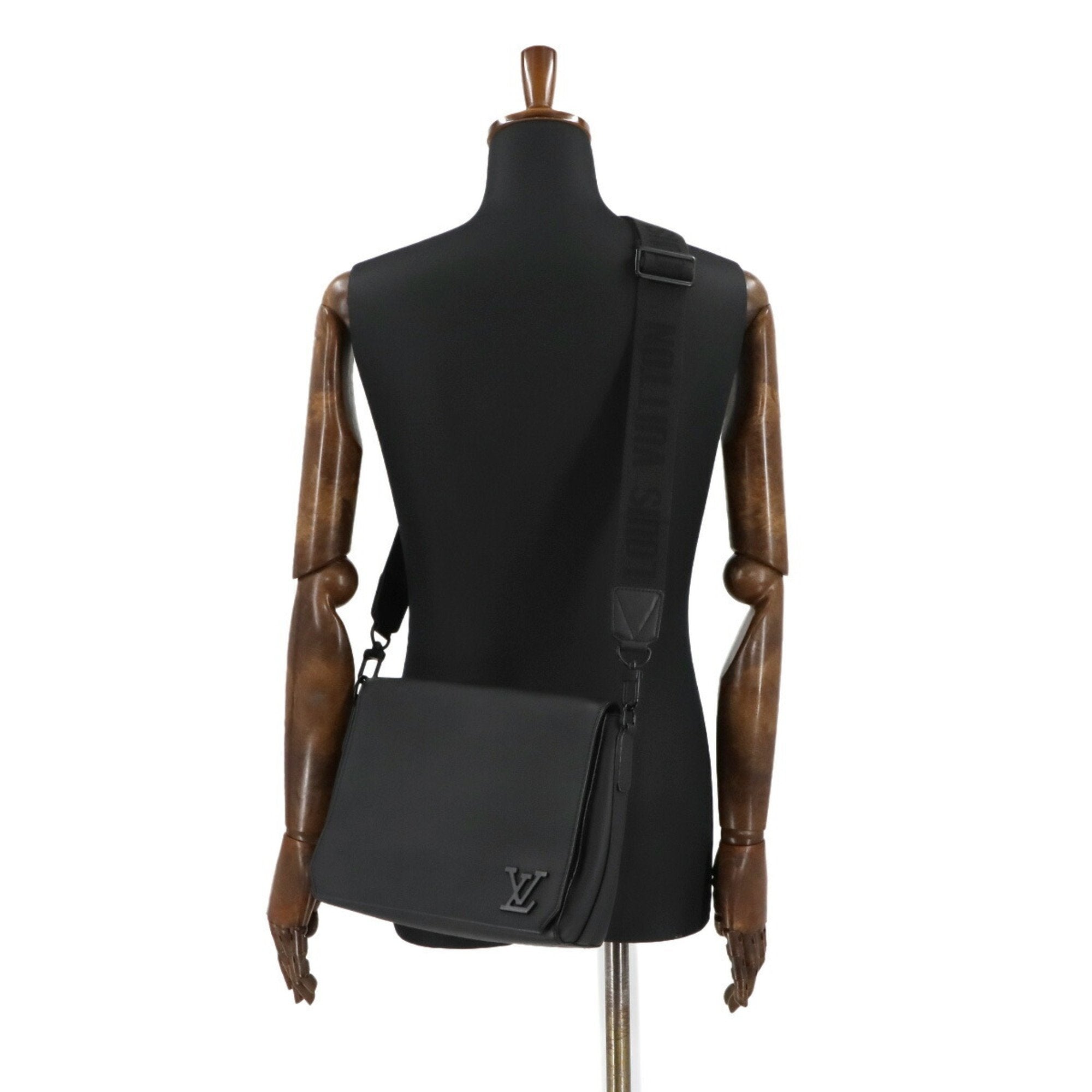 LV Black Messsenger