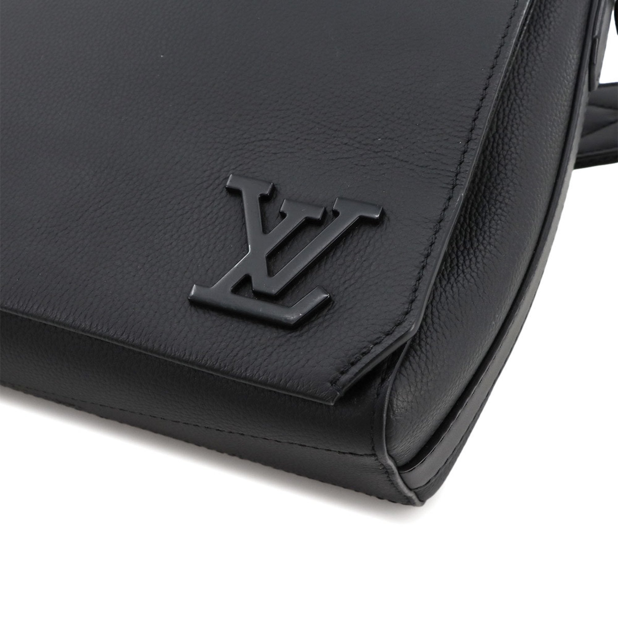 LV Black Messsenger